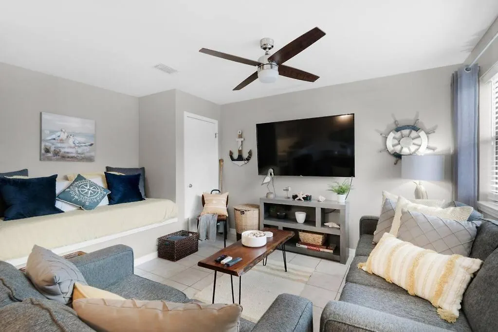 Apartment Renovated Ocean Escape Condo-11 Pools-Community Beachhouse Bar Panama City Beach
